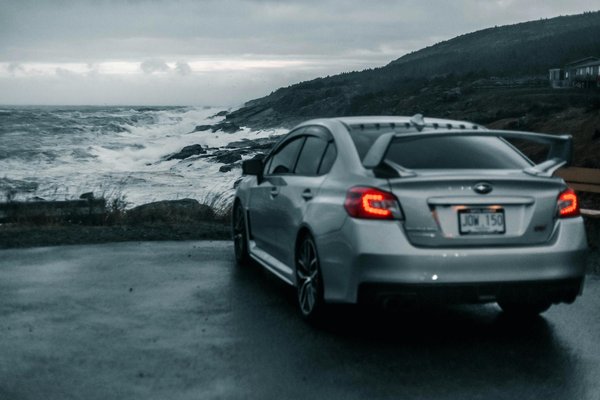 Comment installer un amortisseur de direction sur une Yamaha MT-09 pour une meilleure stabilité à haute vitesse ?